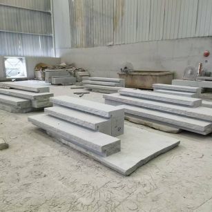 鄂州 整石台阶（大面火烧+侧面自然面），出货前厂内拼装