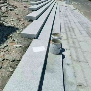 鄂州 芝麻白整石台阶，施工现场