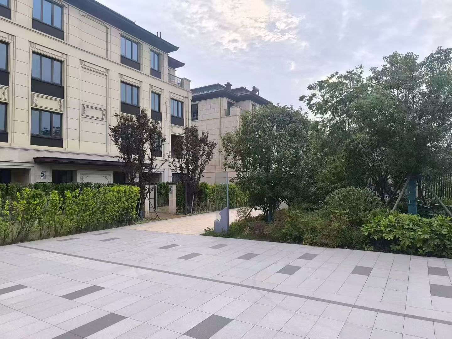 鄂州 芝麻白与芝麻白搭配铺装，尺寸1200*600