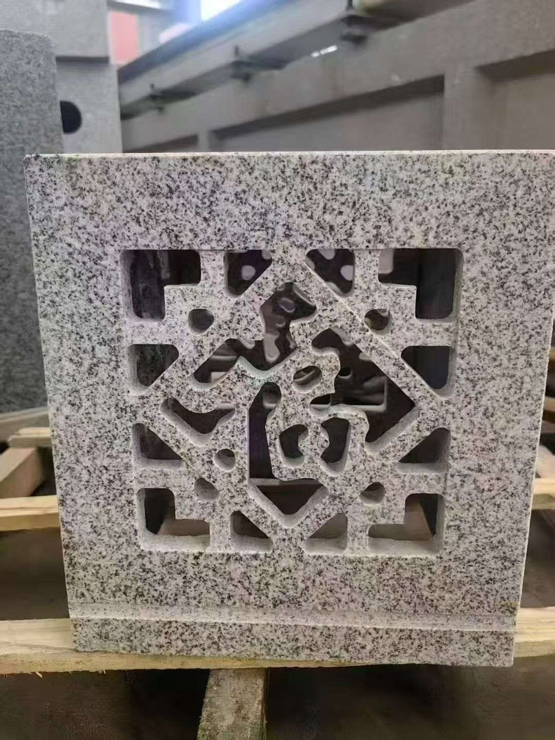 鄂州 芝麻白花岗岩镂空雕花灯笼