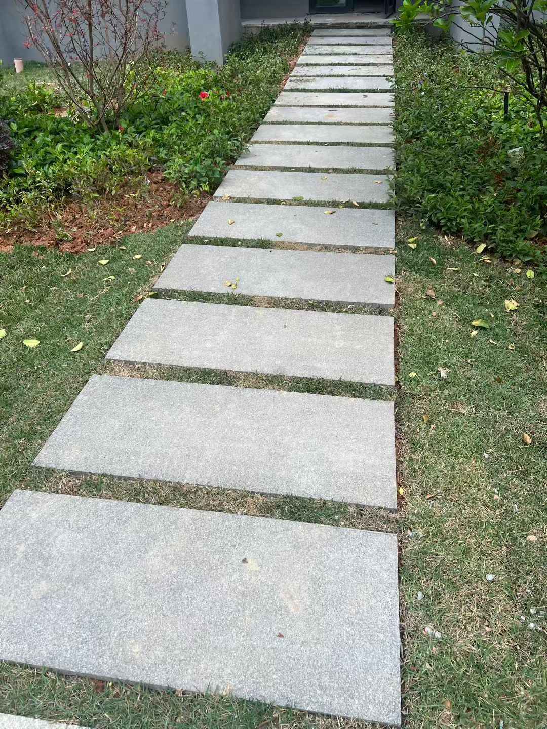 鄂州 芝麻黑小区踏步、汀步石铺装效果