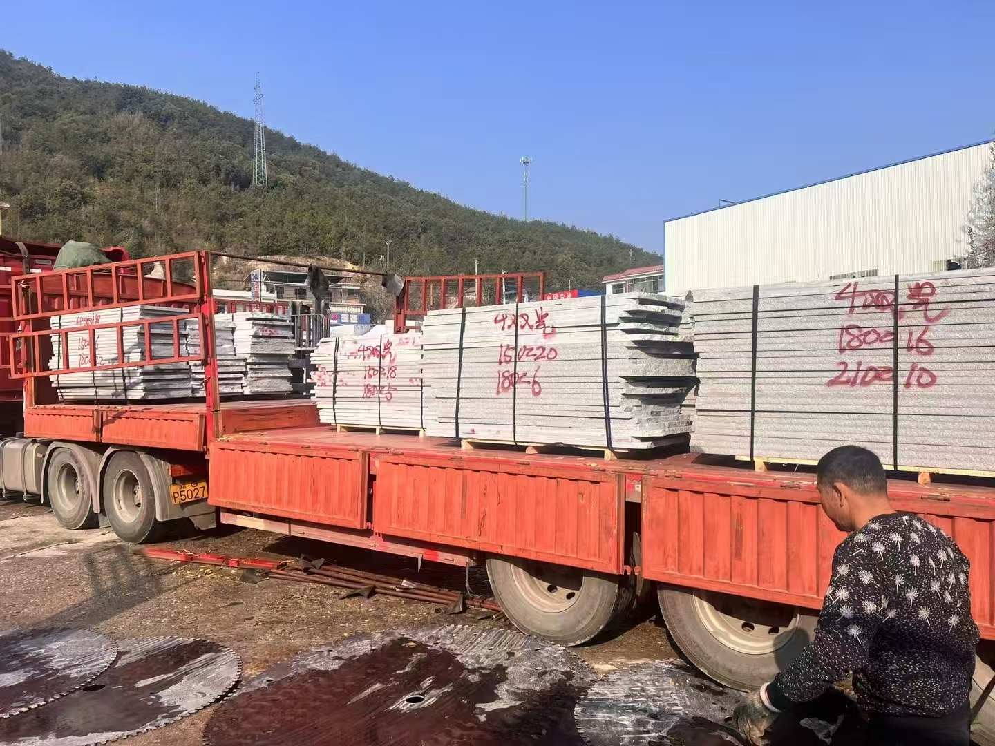 鄂州 芝麻灰花岗岩光面毛板出货日常